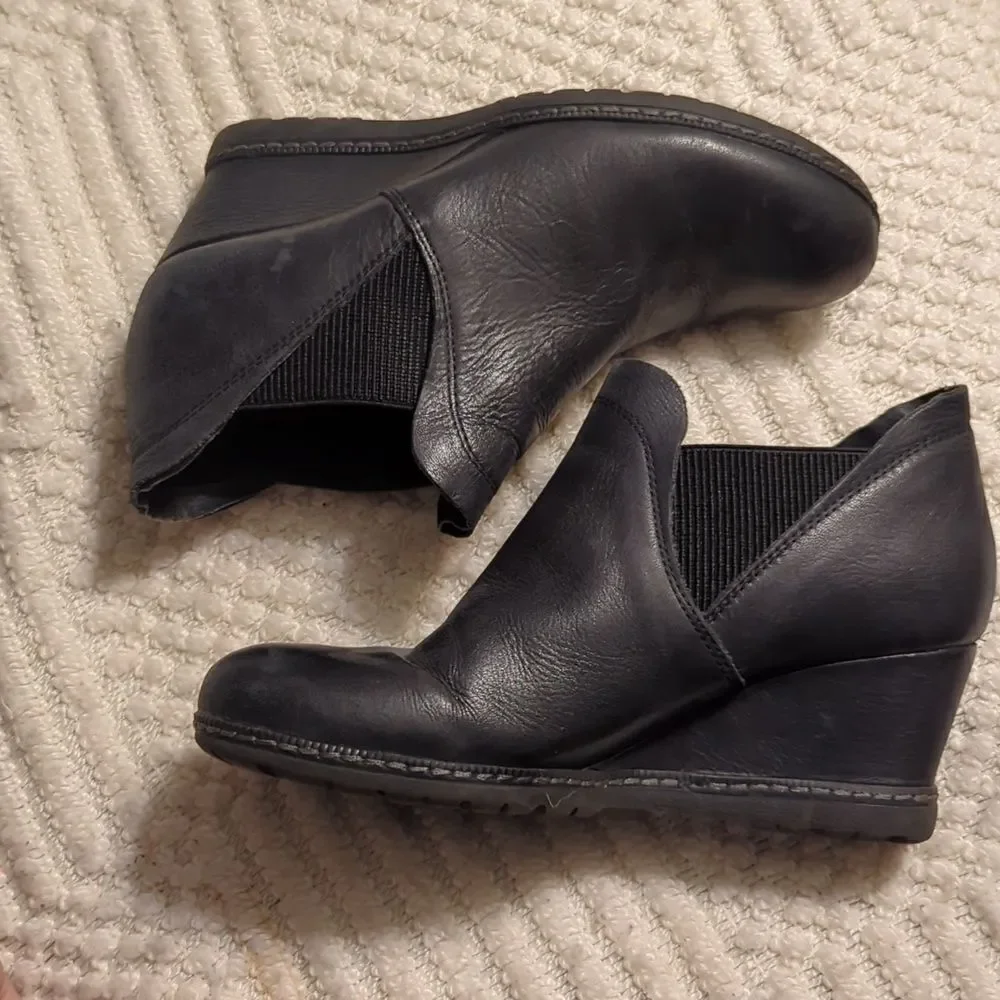 Earth Black Leather Catamount Wedge‎ Booties 8.5 Wrapped Pebbled Elastic Ankle